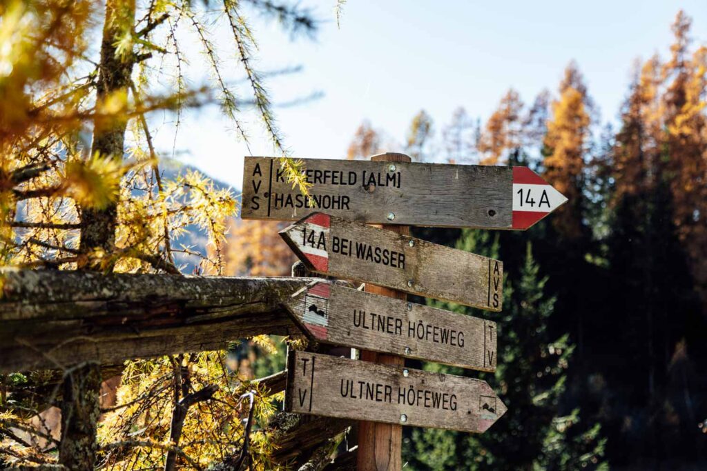 Ultental im November: Beschilderung des Wanderwegs