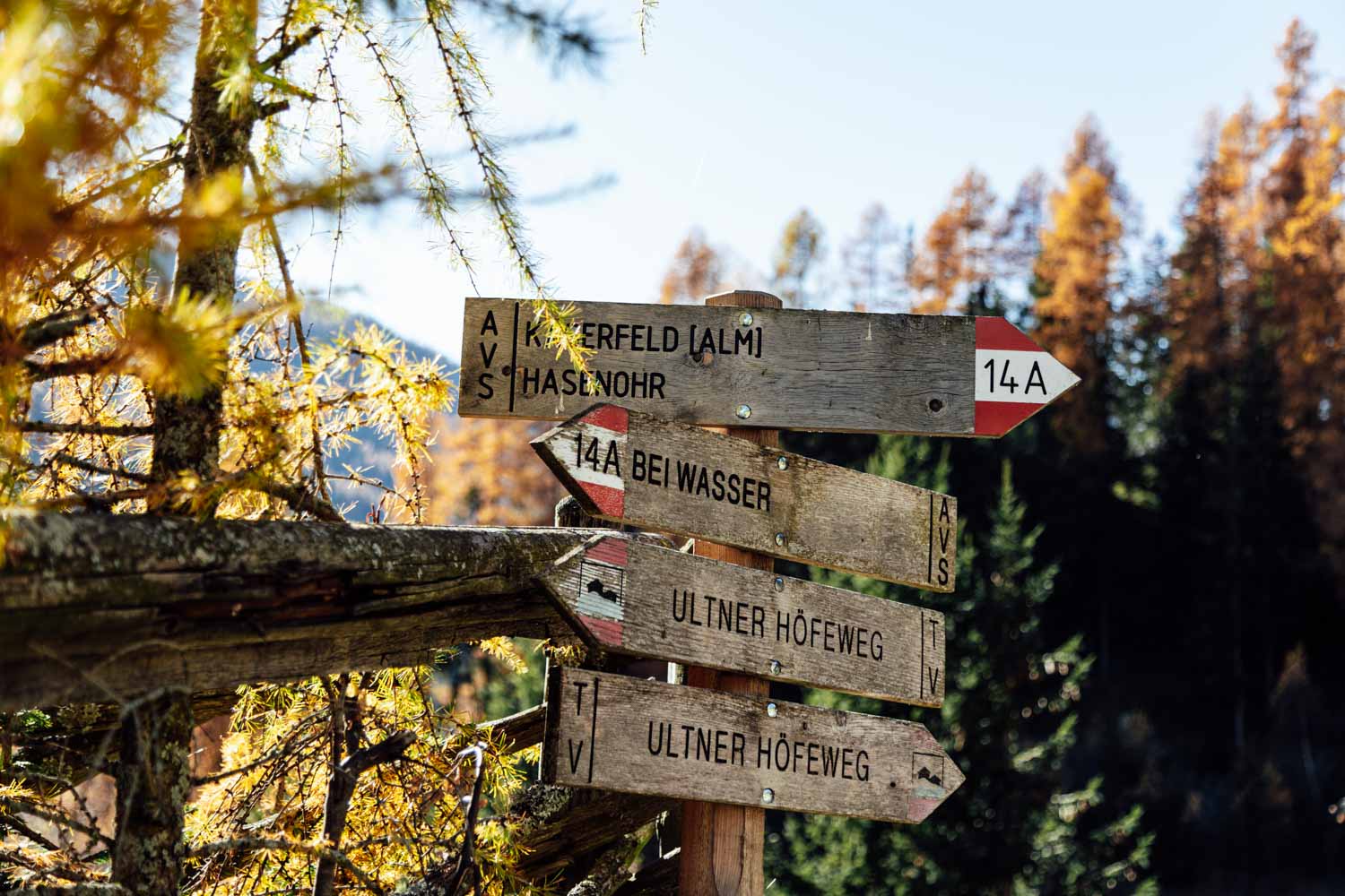 Ultental im November: Beschilderung des Wanderwegs