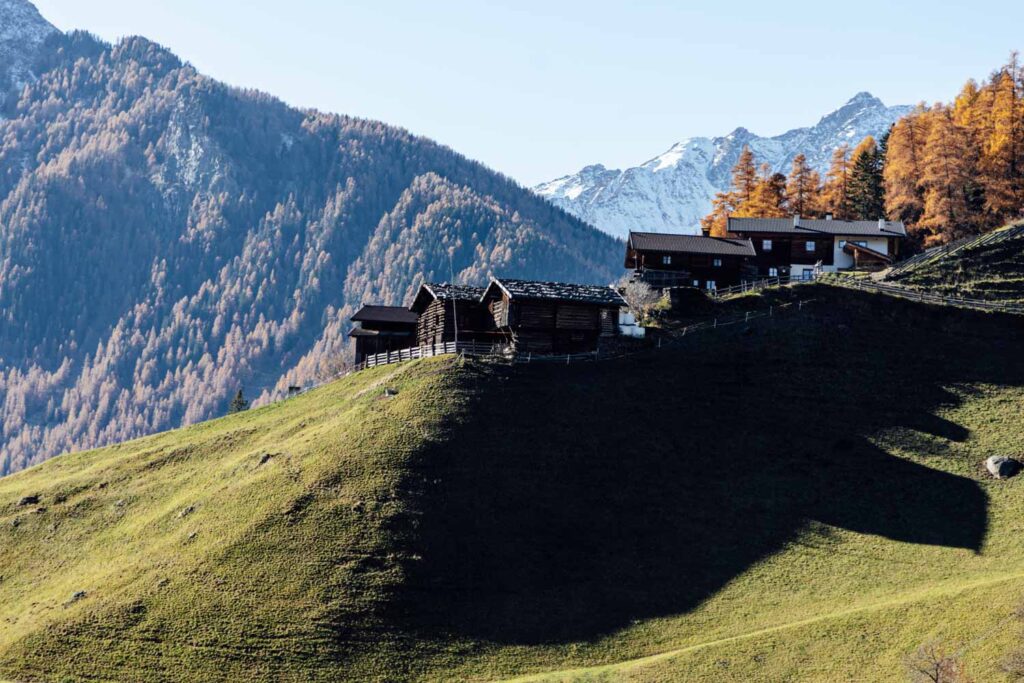 Ultental im November: jahrhundertealte Paarhöfe
