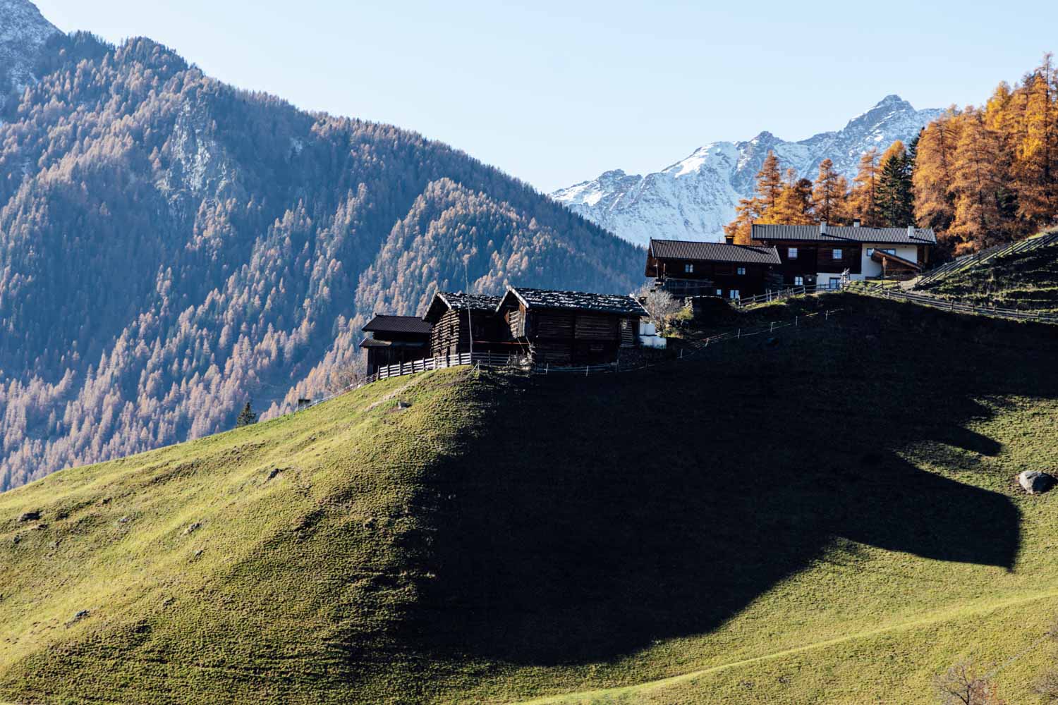Ultental im November: jahrhundertealte Paarhöfe