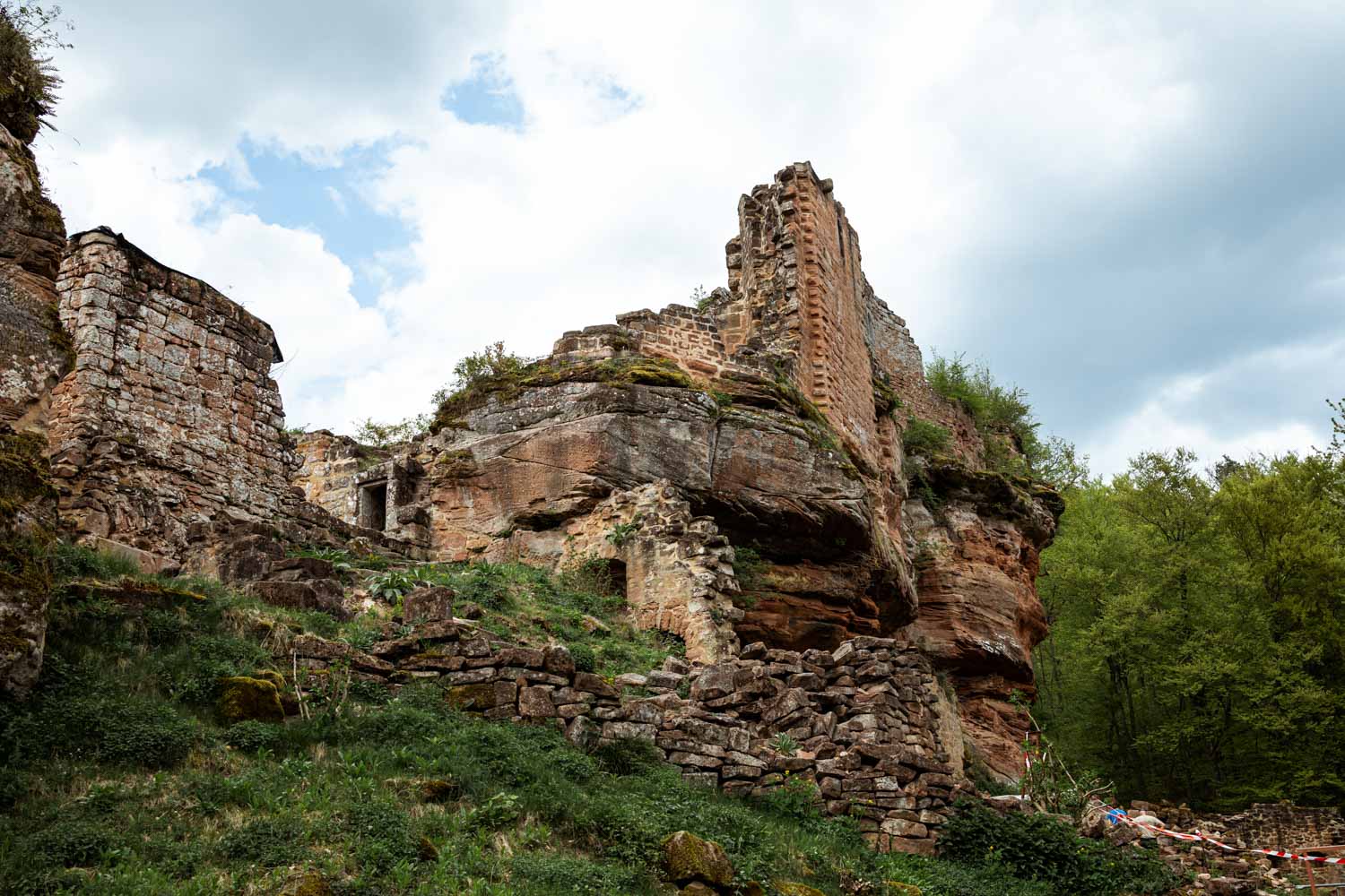 Wanderung zur Burg Schöneck und Wineck: Burg Schöneck ist frei zugänglich und kann auf eigene Faust erkundet werden