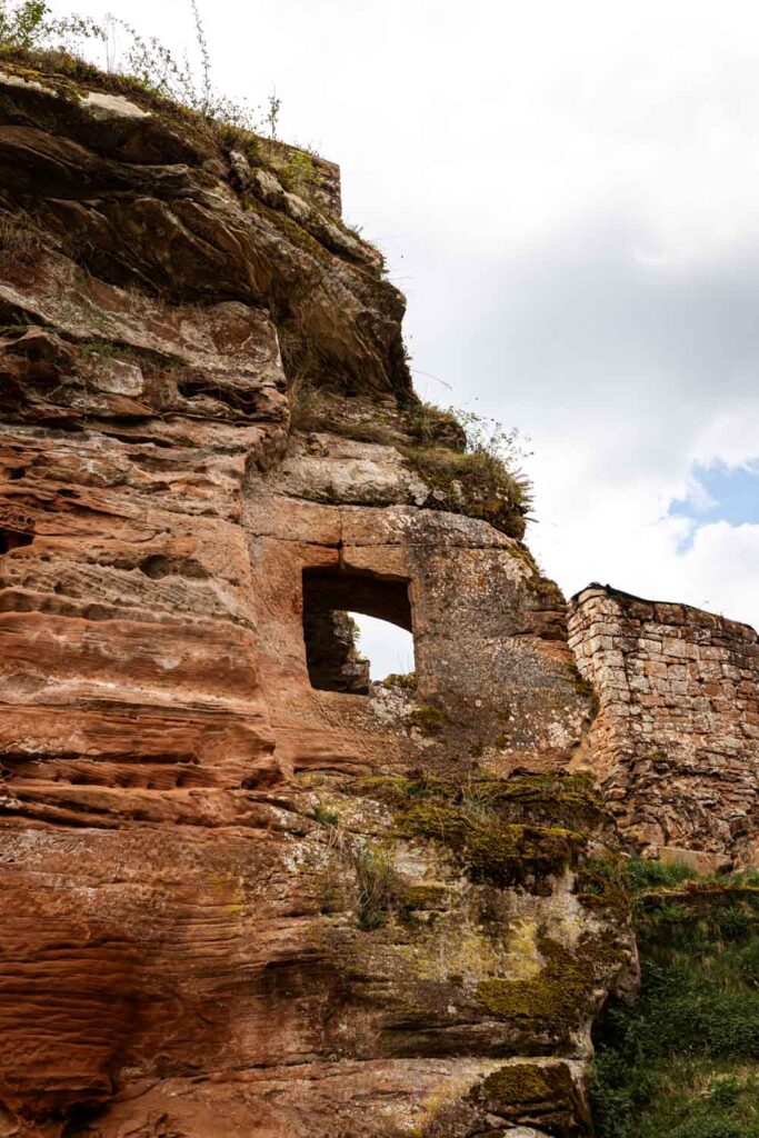 Wanderung zur Burg Schöneck und Wineck: Burg Schöneck ist frei zugänglich und kann auf eigene Faust erkundet werden