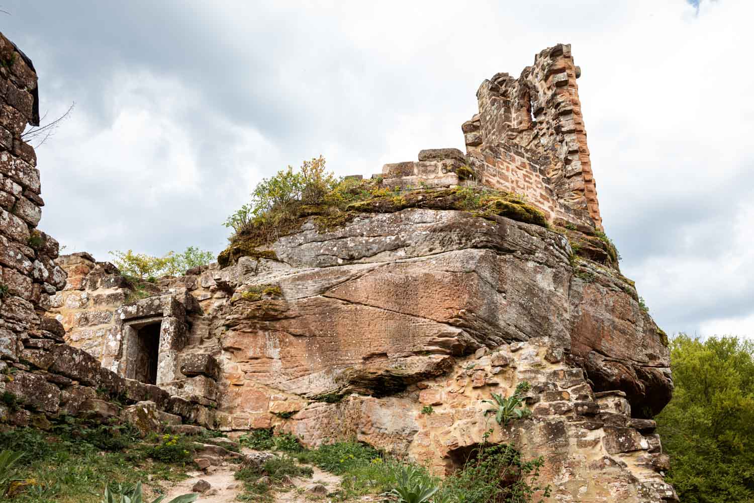 Wanderung zur Burg Schöneck und Wineck: Burg Schöneck ist frei zugänglich und kann auf eigene Faust erkundet werden