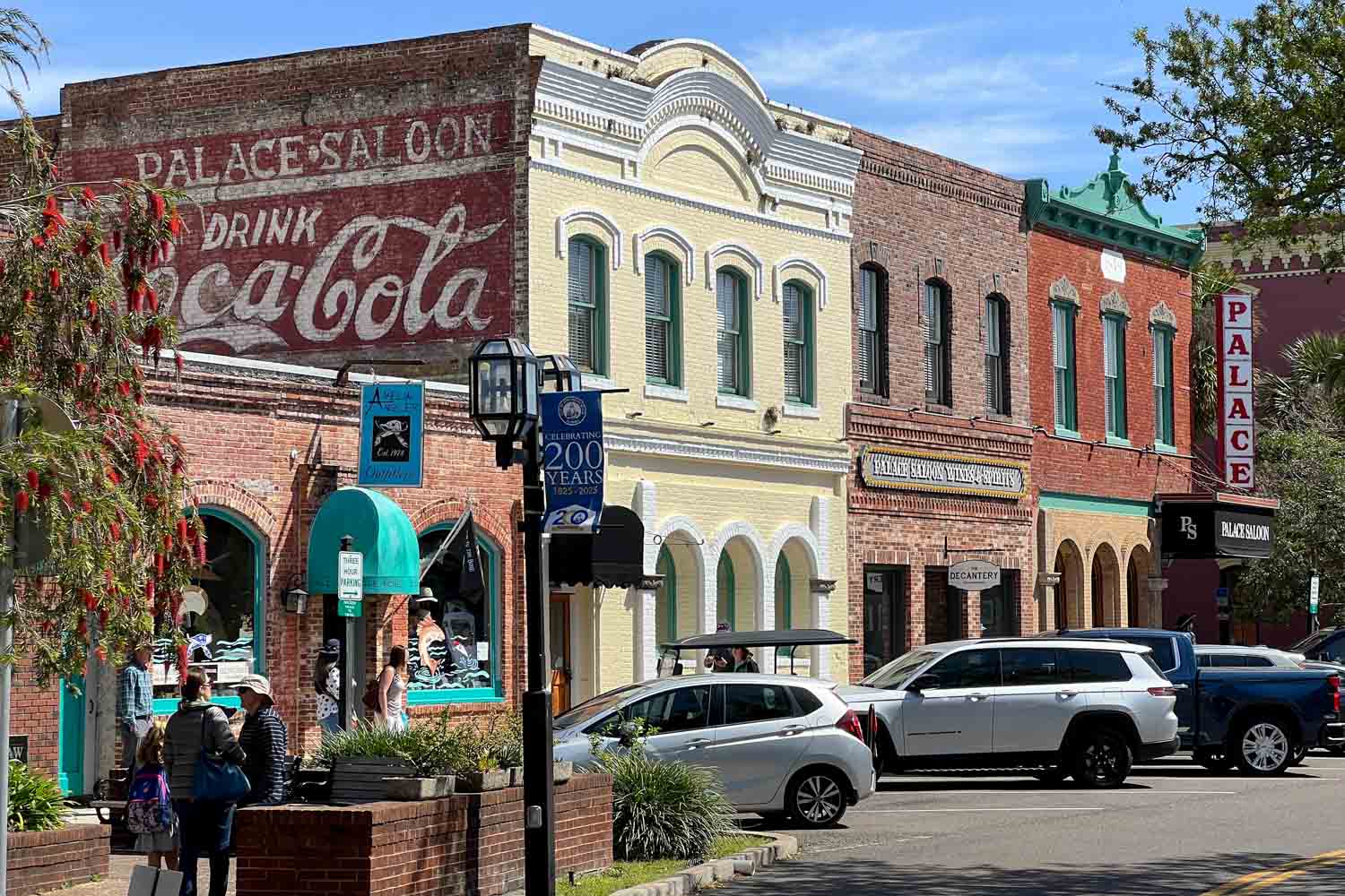 Historische Backsteinhäuser mit Werbung und der Palace Saloon in Fernandina Beach auf Amelia Island im Norden Floridas