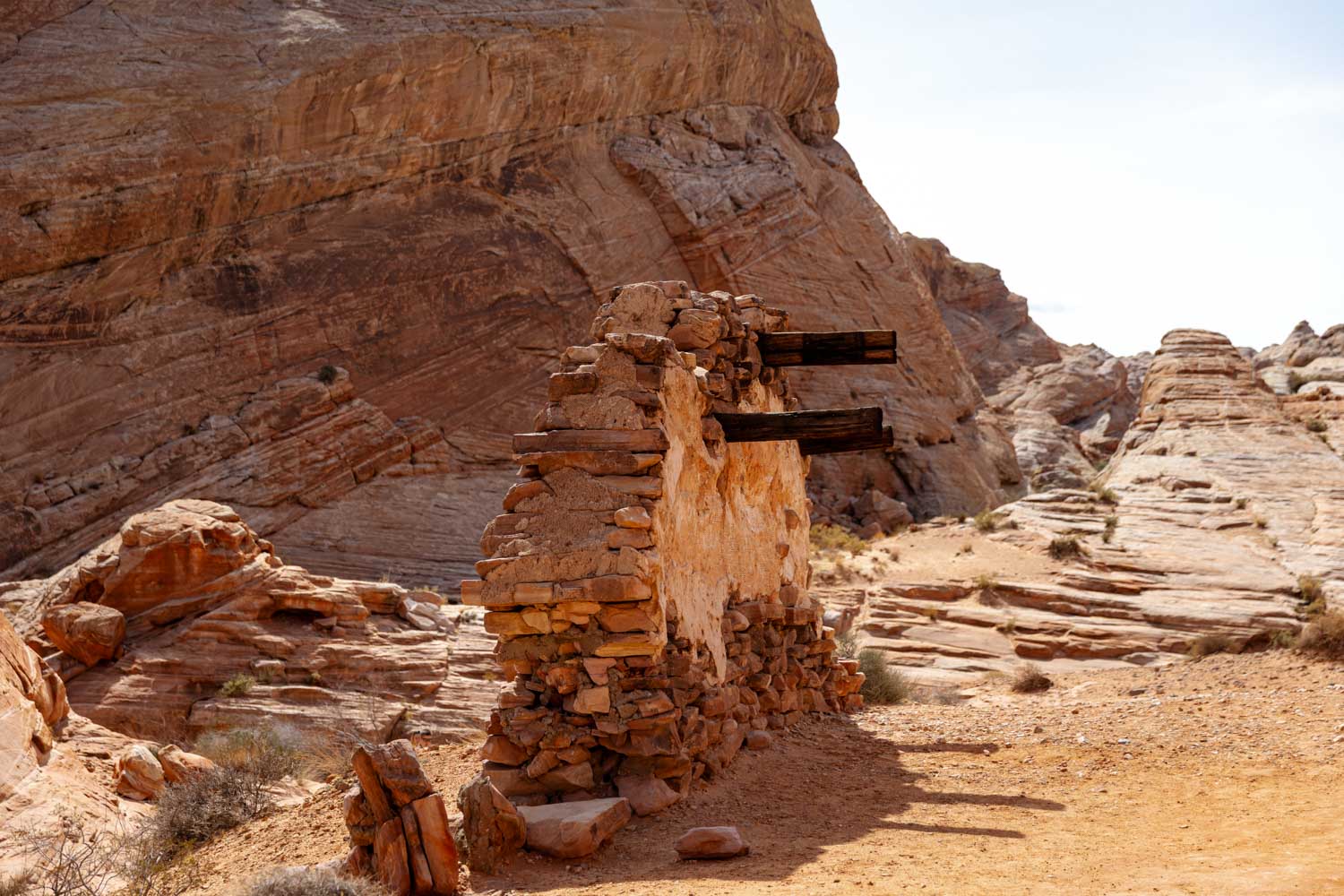 Die Reste einer Filmkulisse am Whitedome Trail im Valley of Fire State Park