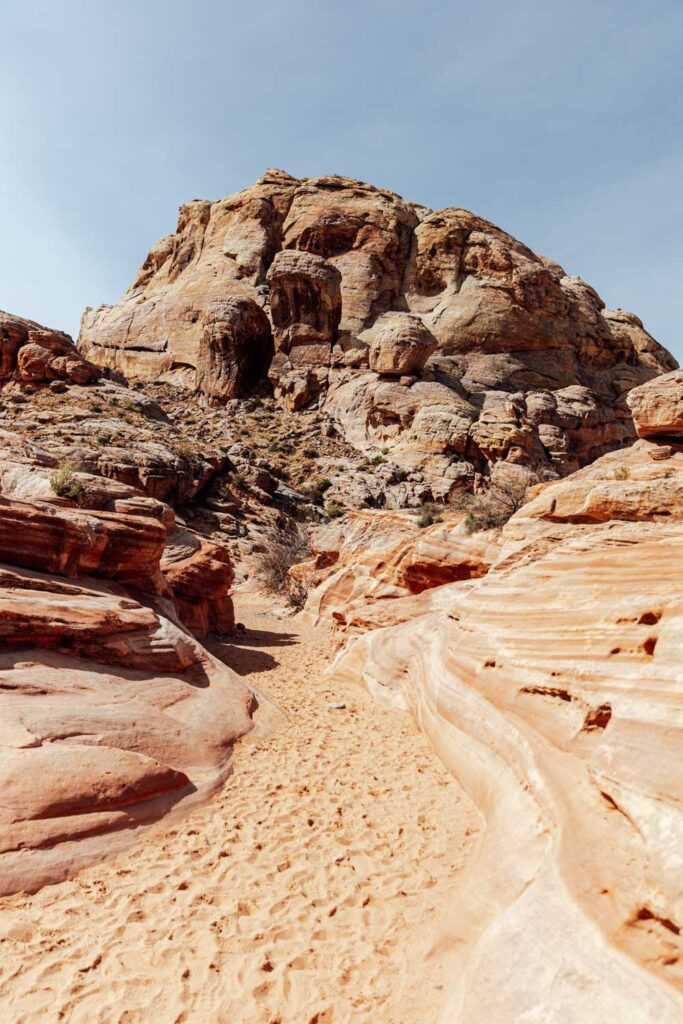 Auf dem Weg zum Slot Canyon am Whitedome Trail im Valley of Fire State Park